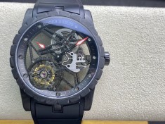 BBR厂高仿罗杰杜彼碳纤维材质陀飞轮机芯型号DBEX0577系列42MM复刻手表
